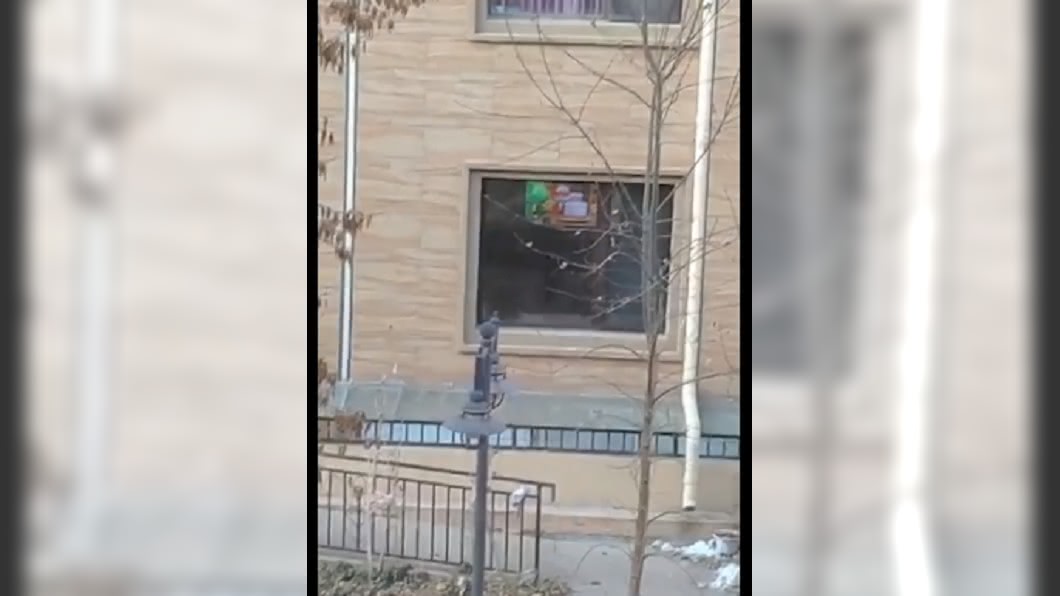 女兒每天都在窗邊看對面大樓住戶的電視。圖/翻攝自人民視頻微博