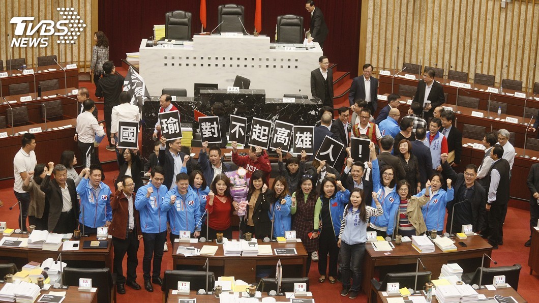 高市議會混亂閉幕　綠舉牌抗議、藍高喊凍蒜