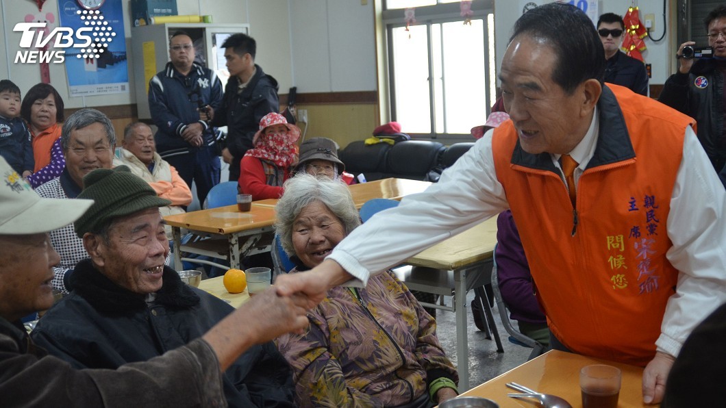 宋楚瑜與老人共餐 允當選後每月來澎湖一次