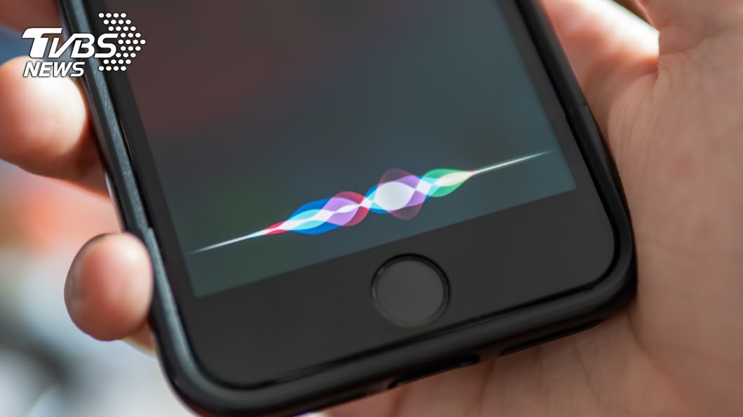 路面結冰!男開車打滑墜河 喊「嘿Siri」撿回一命