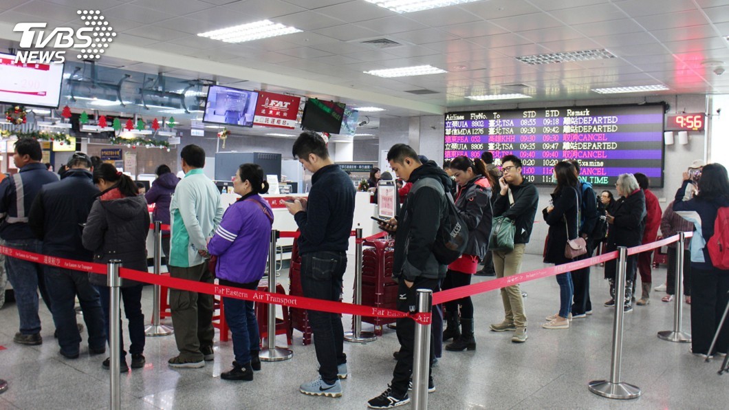 遠航停飛 金門尚義機場退票人潮不斷