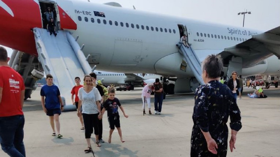 剛起飛機艙竟冒煙! 澳航迫降、旅客滑逃生梯獲救