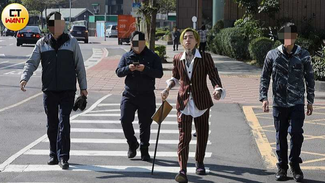 謝和弦又現身中時大樓 與警衛談心「交朋友」