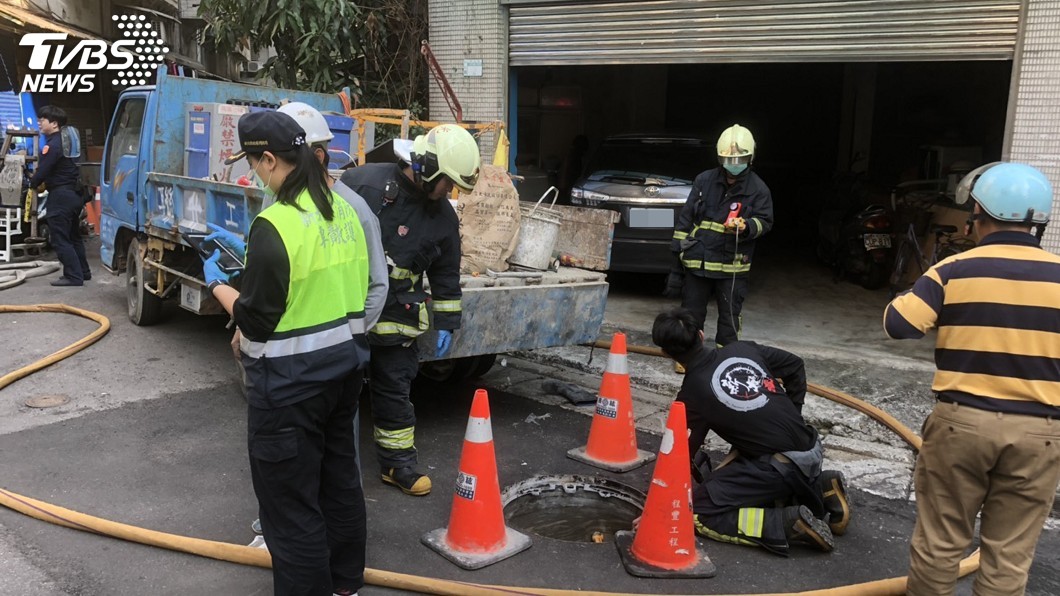 新北疑下水道沼氣氣爆 彈飛人孔蓋砸傷2工人
