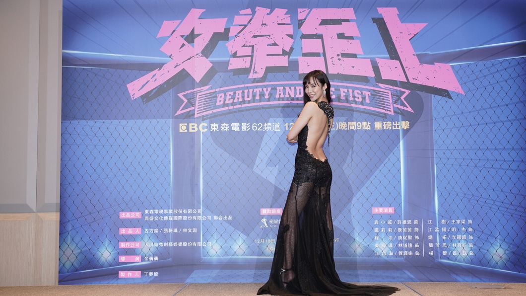 黑色火辣透視裝…美背盡露美尻若隱若現 康茵茵辣翻全場