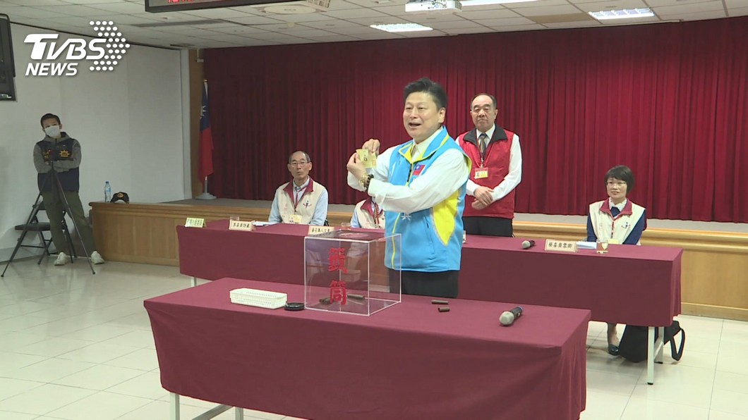 花蓮立委抽籤　傅崐萁晚進場「避見」啟嘉