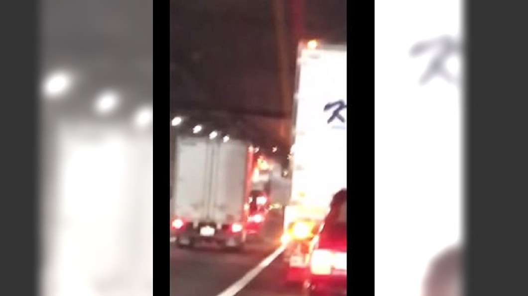 貨車隧道內起火　日本首都高深夜連環撞