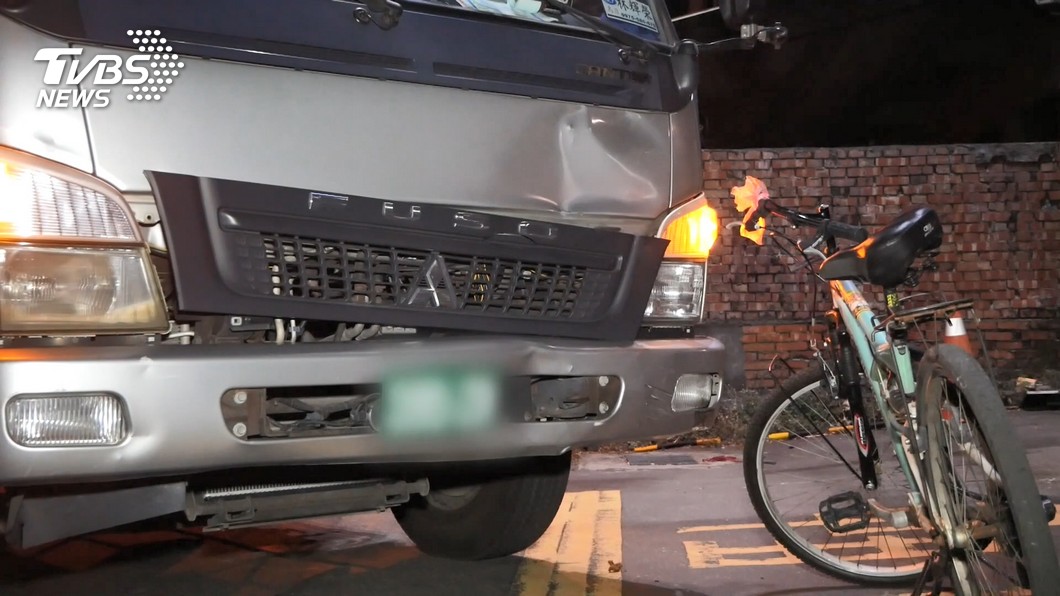 小貨車跨越雙黃線左轉　國中女遭撞昏迷