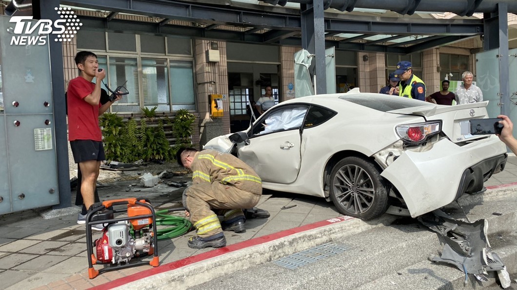 自小客車撞新市火車站 車身毀損嚴重2人受困