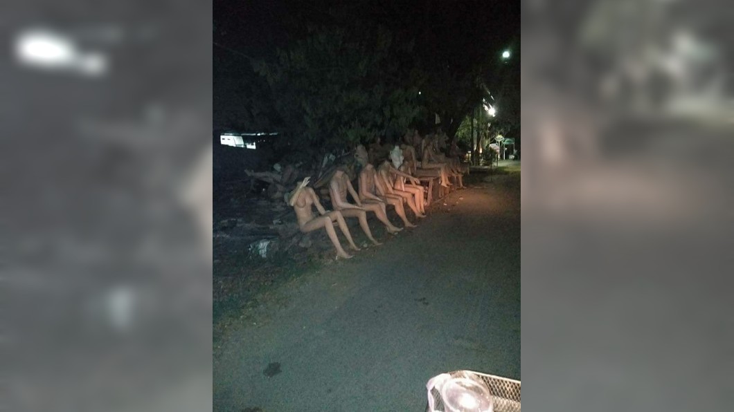 一群裸體男女半夜時刻坐在路邊,有民眾經過險被嚇破膽。(圖/翻攝自臉書粉絲專頁)