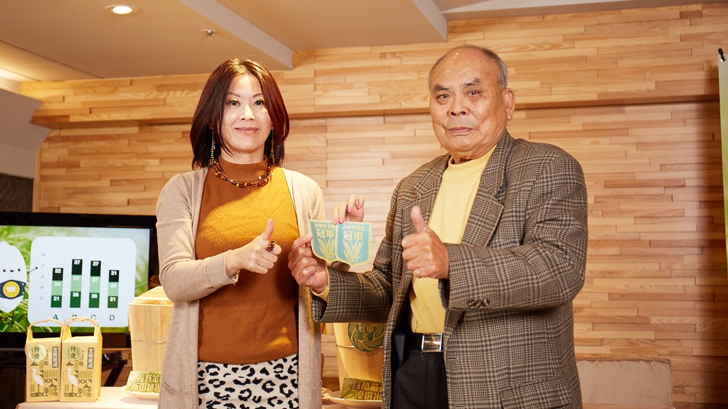 宜蘭嚴選米得到冷飯組及百變組冠軍，宜蘭縣農會理事長游文雄代為領取(圖／TVBS)