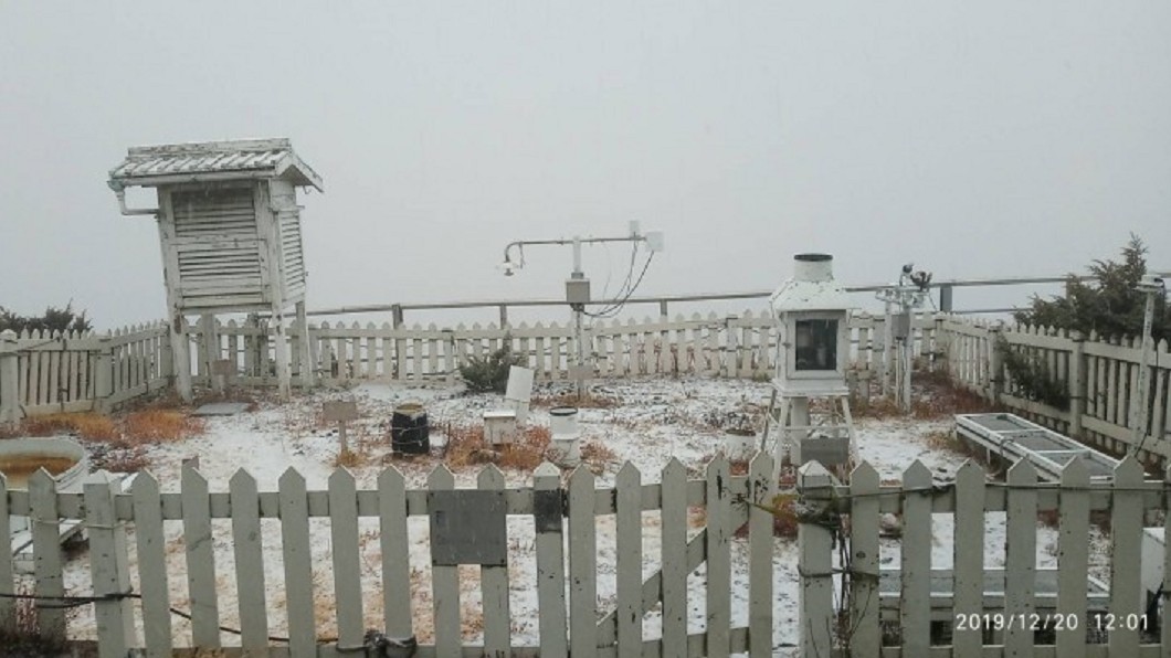 玉山降初雪！水氣足氣溫低　雪＋冰霰成銀白世界