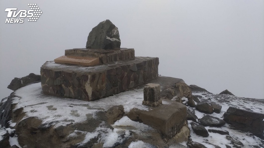 玉山降初雪步道結冰 玉管處加強柔性勸導