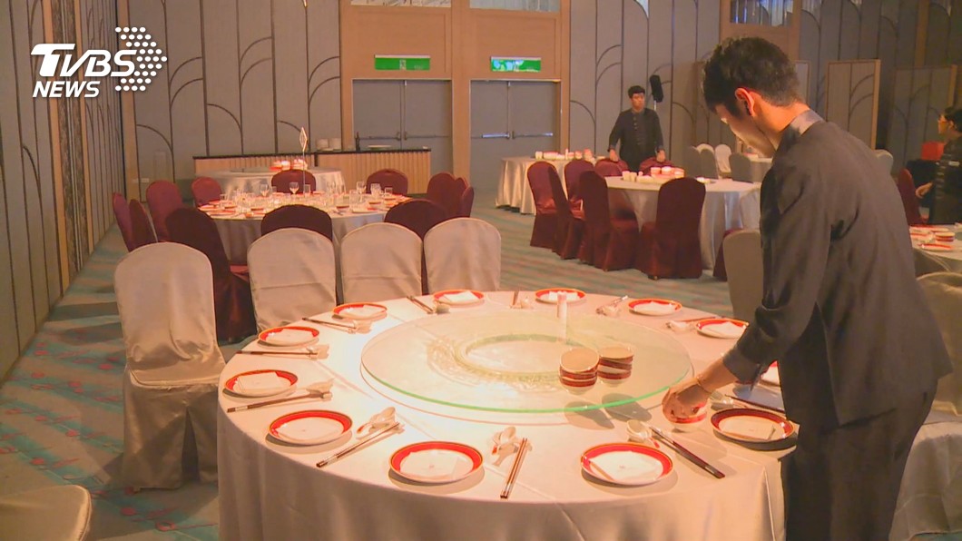 登愣!強碰挺韓遊行 婚宴急摳新人早點到