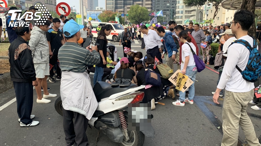 等罷韓遊行經過 騎士突倒地命危送醫搶救