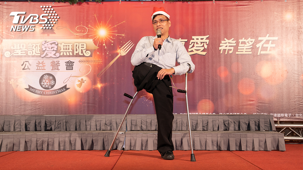 台灣第一對成功分割連體嬰忠義,繼承哥哥忠仁的遺願,目前在中小學擔任生命教育講師。(圖/TVBS基金會)