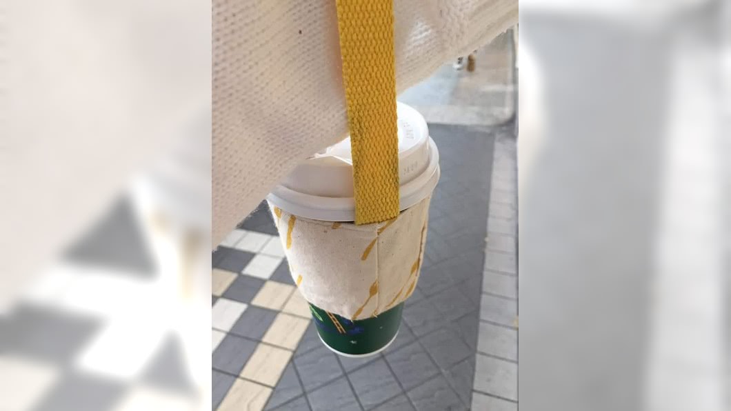 原PO的咖啡就掛在手上。圖／翻攝自爆怨公社