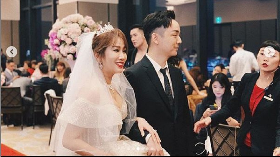 最美空姐婚禮辣秀D奶　星光二班戰友虧：胸比臉大