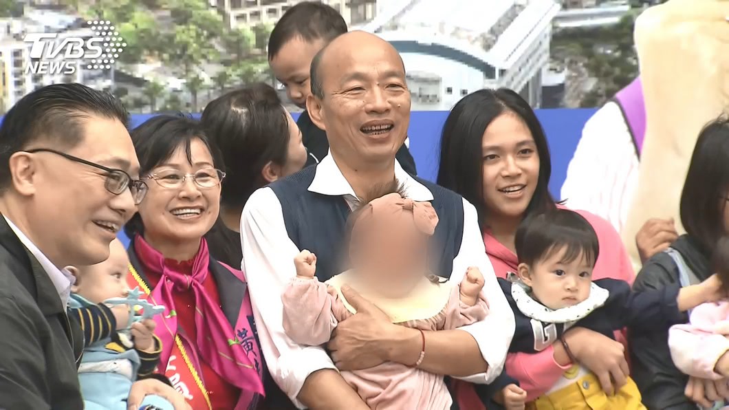 韓國瑜抱嬰被影射「恐染皰疹」 女嬰爸爸手寫聲明曝光!
