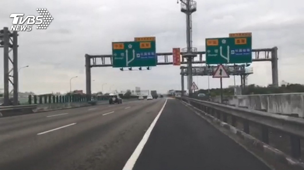 要幹嘛!故意騎車上國道 騎士囂張嗆警