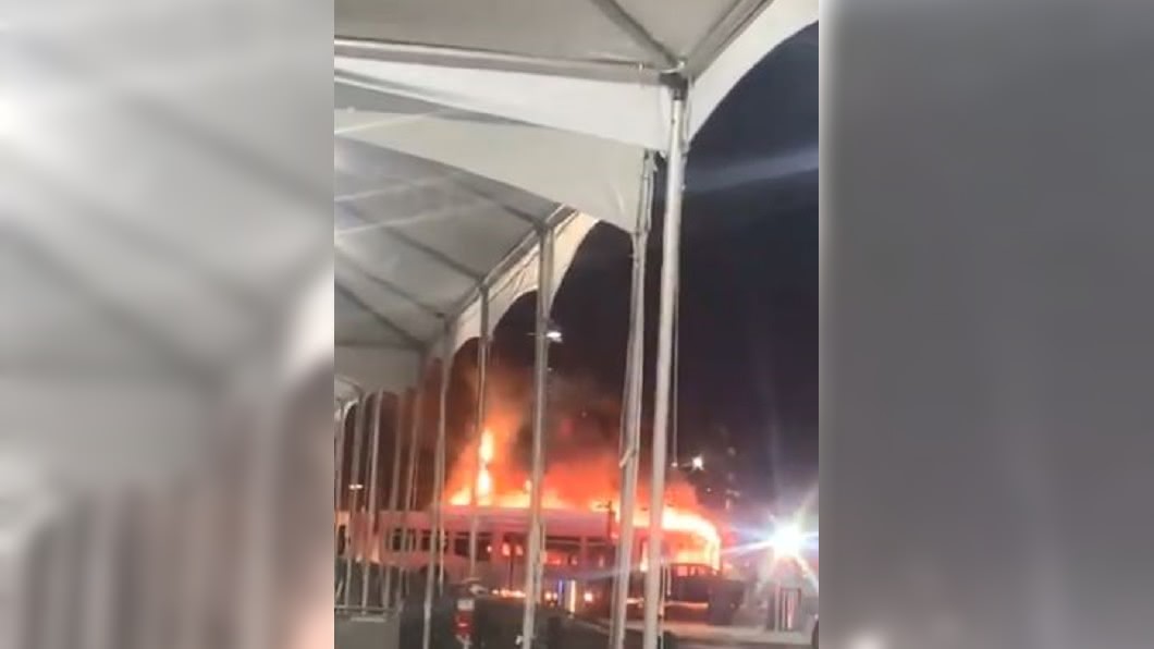 洛杉磯機場巴士起火 火球爆炸衝天際