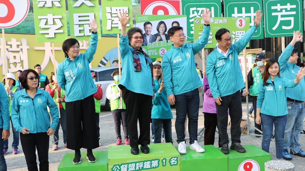 拚綠委「八仙過海」　陳菊首現身高市路口拜票