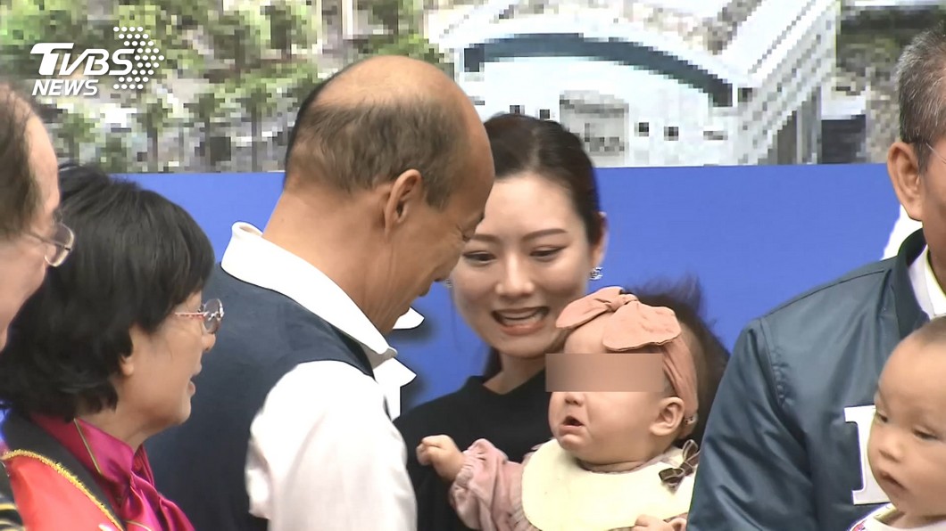 「韓國瑜有安撫我女兒」　女嬰父怒：醫師請撤文並道歉！