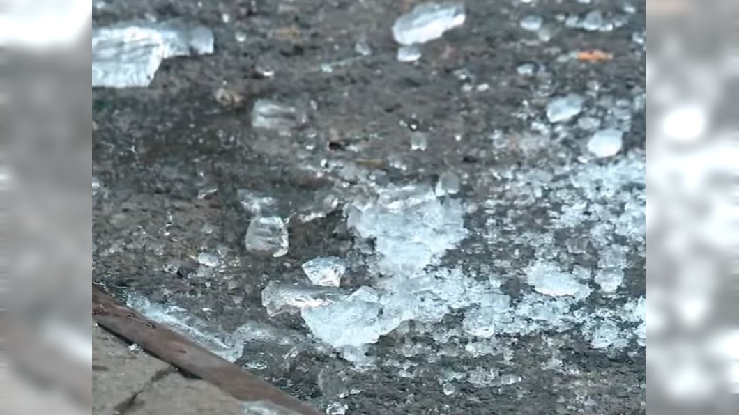 紐約街頭下冰塊雨 民眾險被砸抱頭逃竄