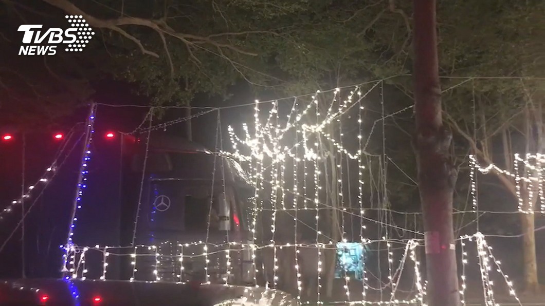 3秒摧毀!燈海隧道還沒驗收 貨車經過拉壞