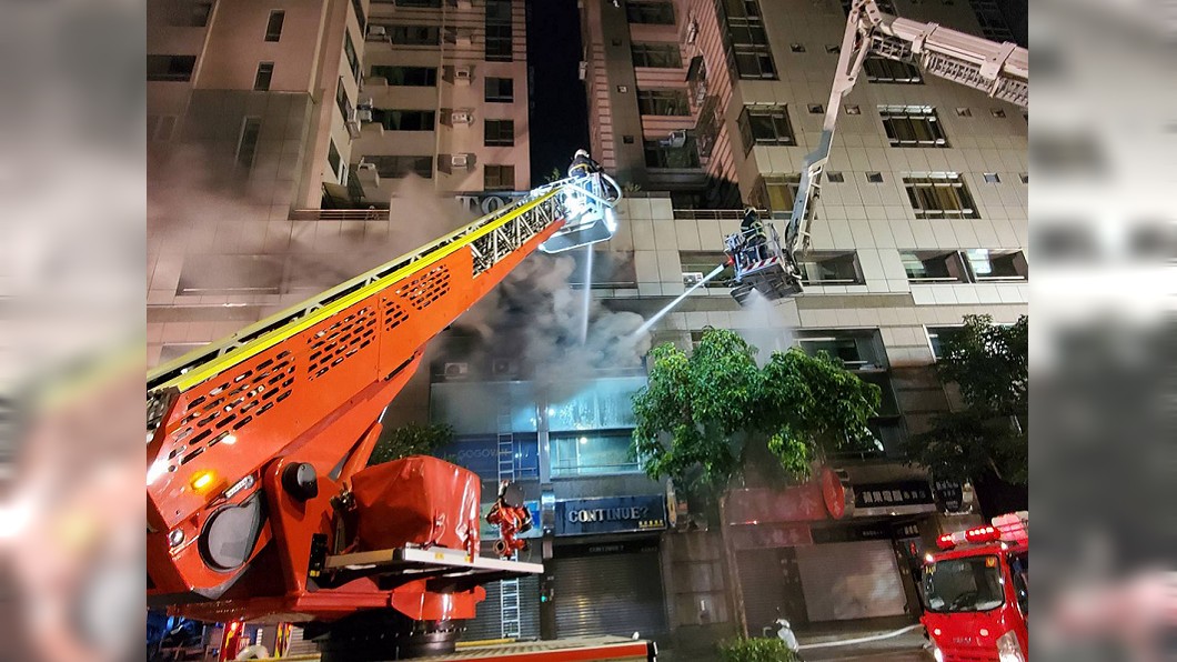 北市鋰電池倉庫凌晨火災 10名消防員受傷送醫
