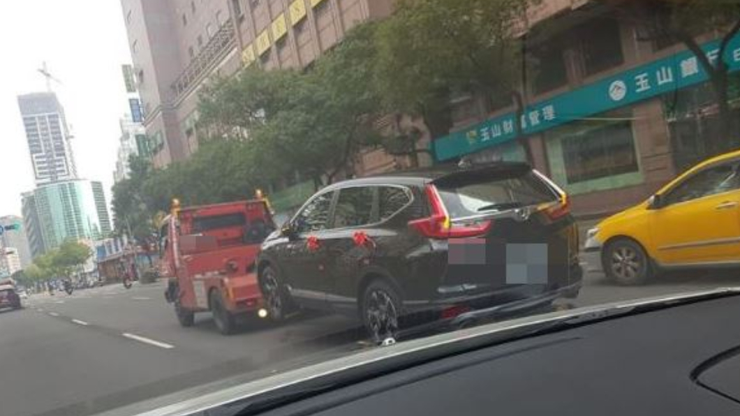 禮車違停遭拖吊!他嘆「結婚是人生大事」意外掀網路論戰