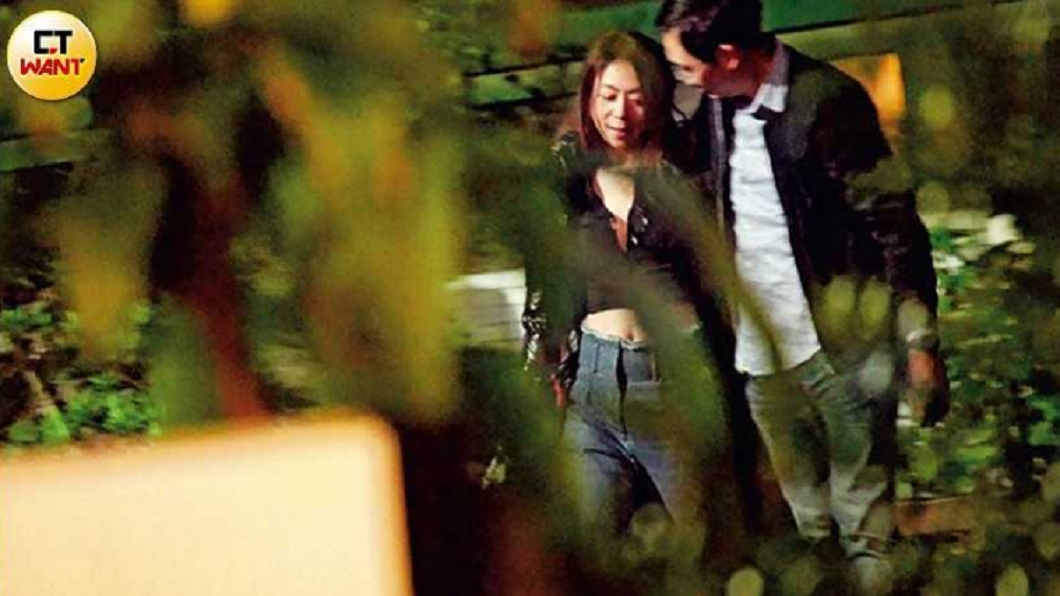 以小V領及中空打扮小秀性感的陳綺貞,與眼鏡男一陣激吻後,扣子竟開得更低。圖/CTWANT授權使用