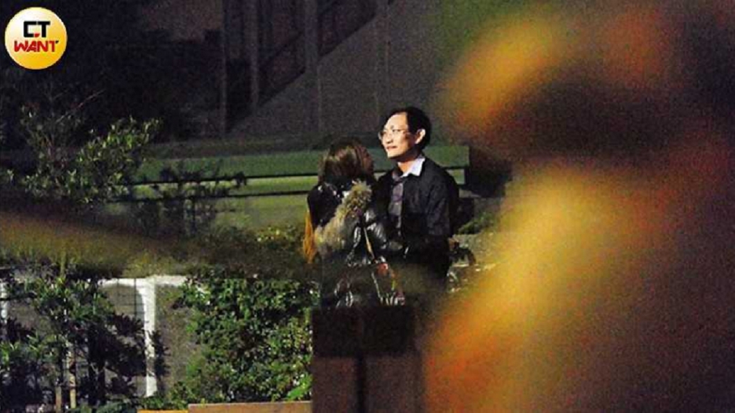 為了避免行人的注目禮,陳綺貞與眼鏡男轉戰小公園繼續親。圖/CTWANT授權使用