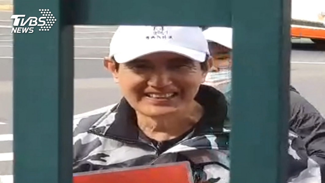 長髮妹叫外送…驚見是馬英九 合影大呼:這啥經驗啊?