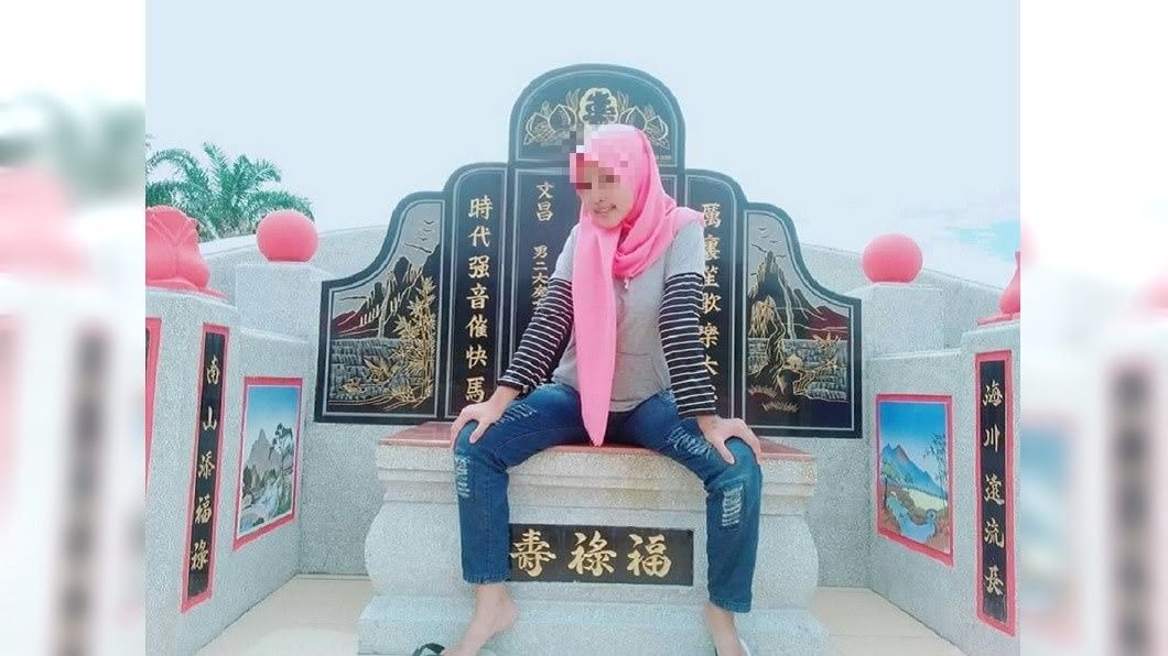 這不是沙發啊!外國女坐墳墓腿開開 露齒燦笑引眾怒