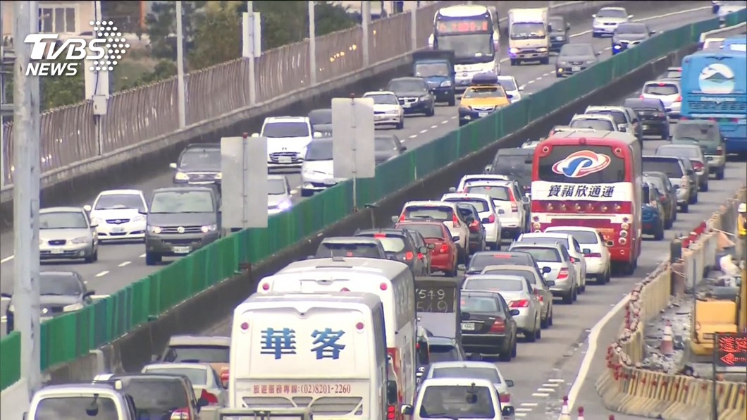 國1北上湖口段4車追撞3傷 嚴重回堵塞爆