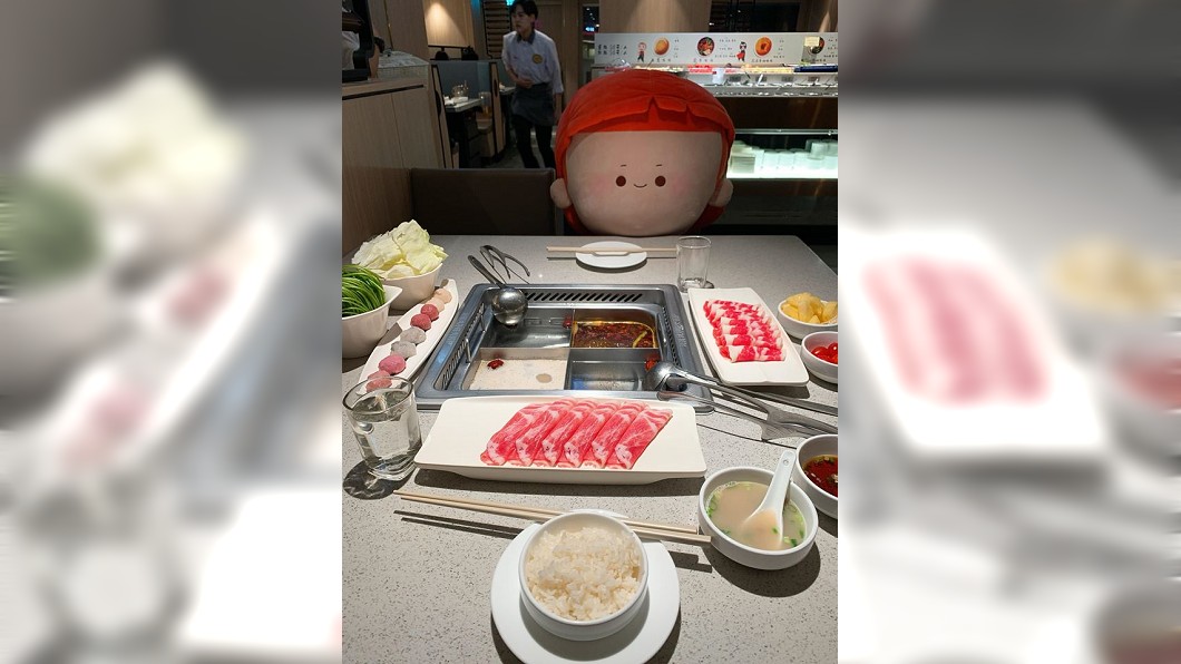 孤單聖誕節!她哀怨「一個人吃大餐」 店員一暖舉逼哭她