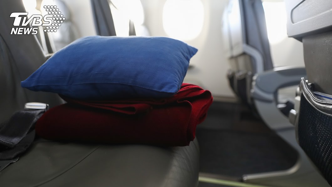 搭飛機防疫秘訣 前空姐曝「3物品」少碰為妙