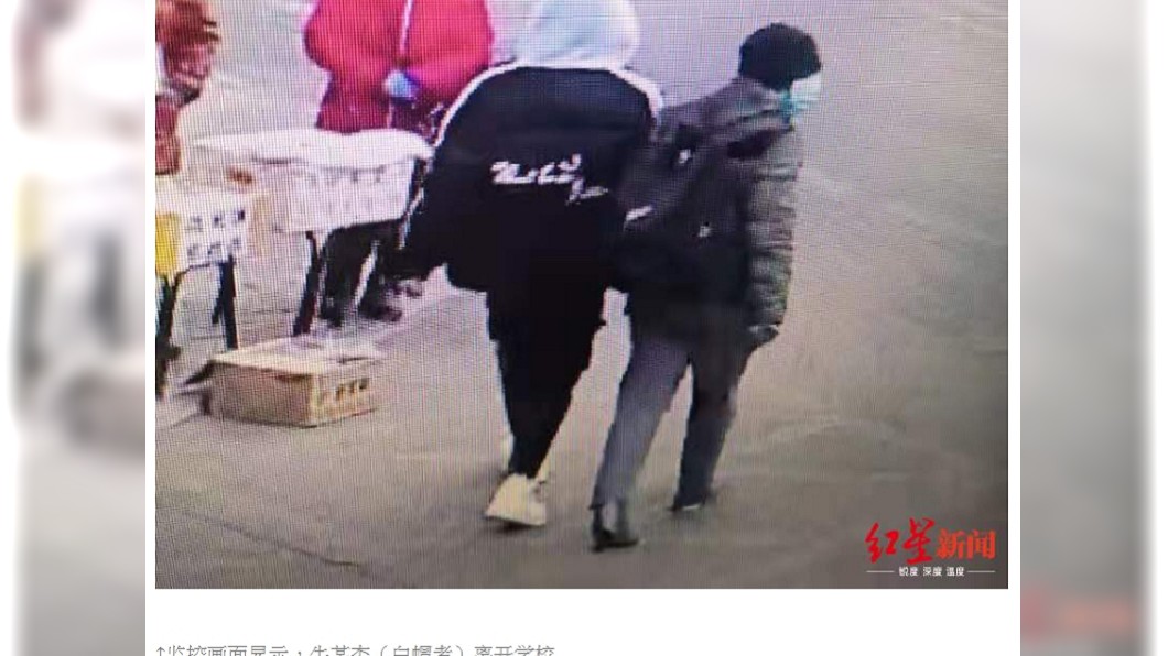 男大生(黑衣白帽)被女友的父親帶走。圖/翻攝自紅星新聞