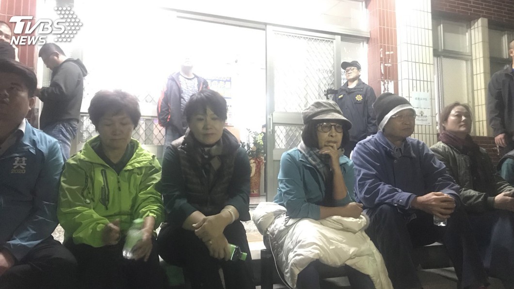 宣傳車遭包圍噤聲　蘇治芬警局前靜坐籲儘速緝凶