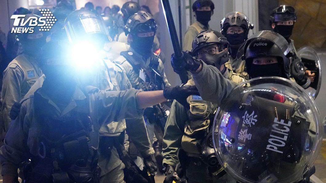 打錯了!棒擊蒙面人遭警阻原來是便衣