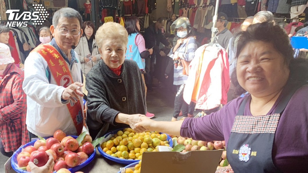 「全家都是綠色的」 柯媽:我會投票給蔡總統