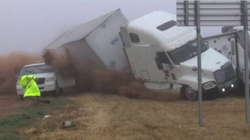 聯結車突然打滑衝出車道! 記者意外目睹全程