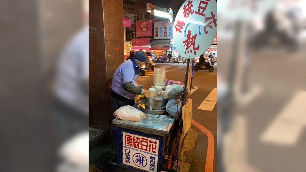 豆花伯深夜苦撐攤位「好累了...」網友曝光他超狂背景