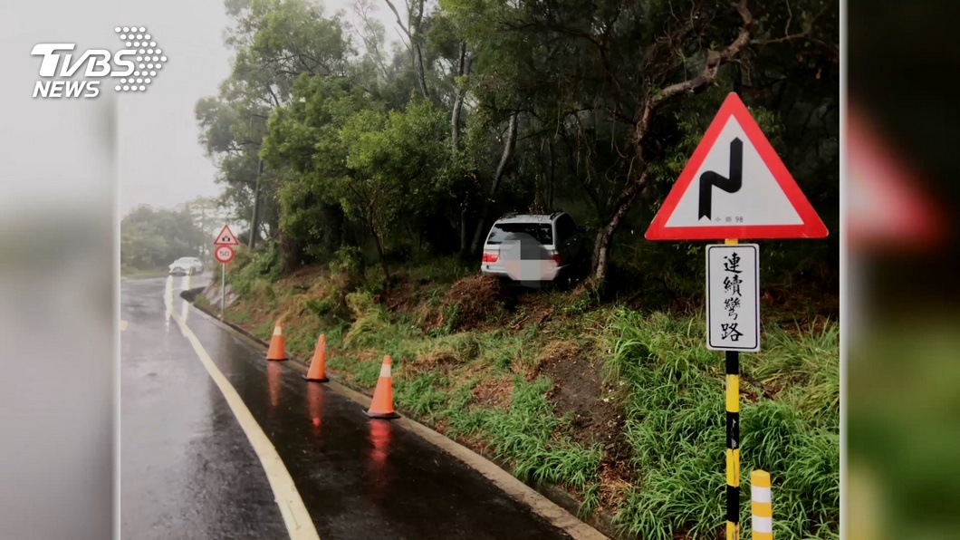 酒駕躲警?進口車加速逃 飛越水溝撞山坡