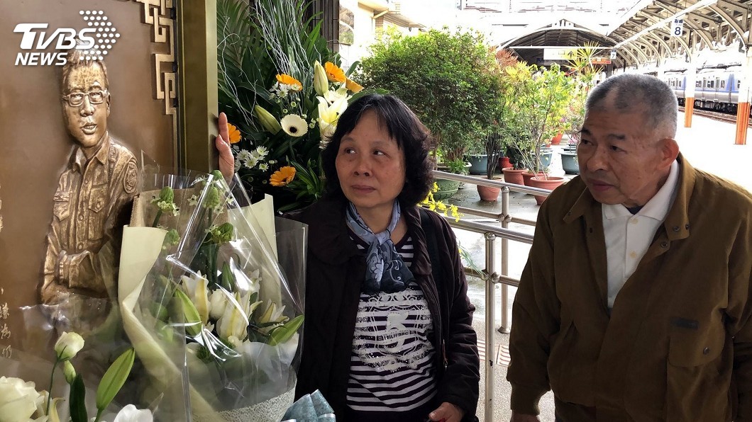 紀念銅雕揭牌 李承翰父母指凶嫌預謀應判死刑