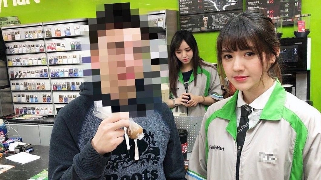 網友走進店內發現店員正是海報本人留下合照,後方另名店員也是正妹一枚。(圖/翻攝自PTT)