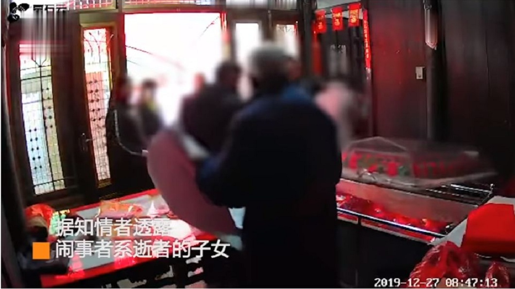 父拋家棄子40年 子女掀棺摑遺體罵:死也不讓你好過