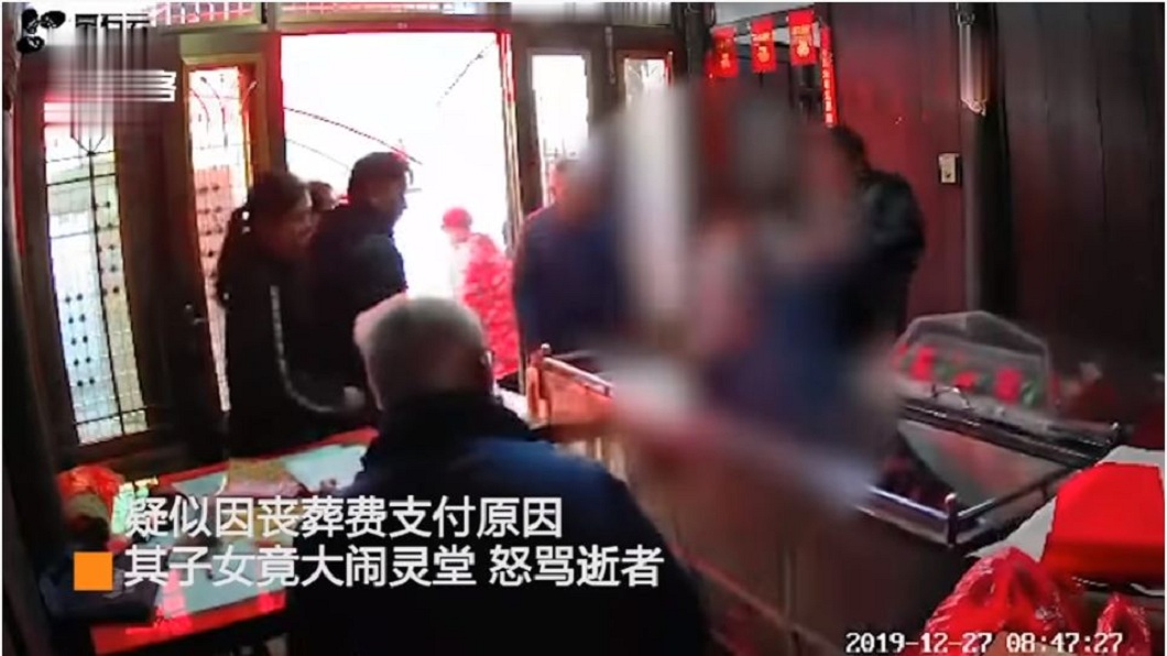 動手的男女據悉是死者的子女,他們怨恨父親拋家棄子40多年,發洩不滿情緒。(圖/翻攝自YouTube)