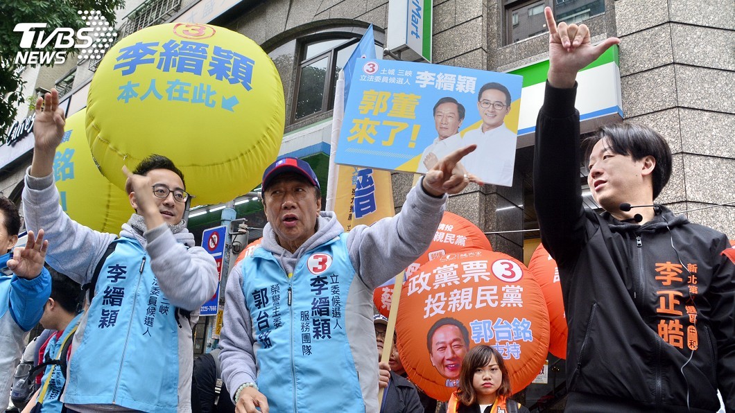 郭台銘站路口拜票初體驗 拉抬子弟兵與親民黨